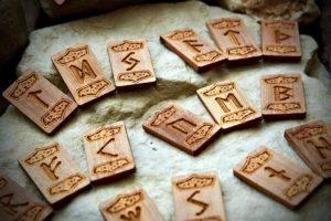 Гадание шаг в будущее. Гадание на рунах прольет свет на будущее, если прошлое отпущено, а настоящее принято