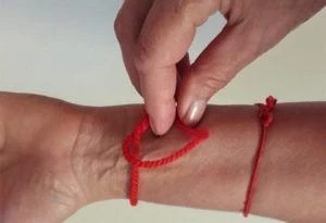 Как одевать красную нить на руку молитва