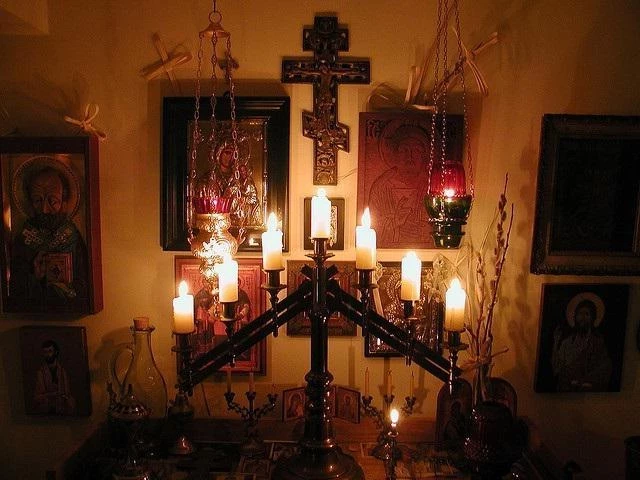 В каком углу должны висеть иконы в доме и как правильно их повесить